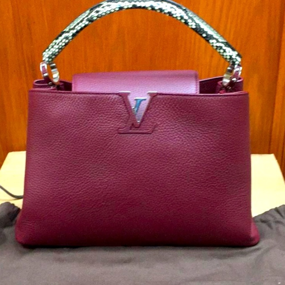 new LOUIS VUITTON MM Capucines Leather Tote